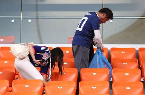 日球迷捡垃圾被赞 陆媒：我们为何没人夸？ | 世界杯 | 足球赛 | 日本球迷 | 新唐人中文电视台在线