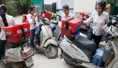 Kolkata Gets Her First Food Delivery Girl | WhatsHot Kolkata