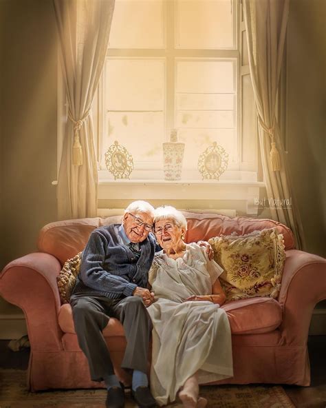 老夫妻浪漫婚照 相戀72年依然攜手相伴 細水長流的愛情最動容