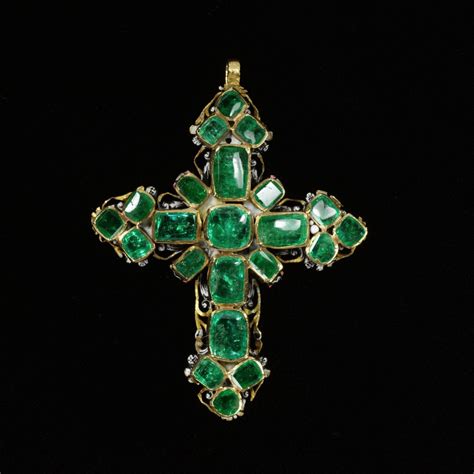 A Gold cross with beautiful Colombian emeralds, Spanish colonial, circa ...
