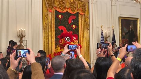 拜登在白宫首次举行春节招待会，舞狮表演把气氛拉满了_凤凰网视频_凤凰网