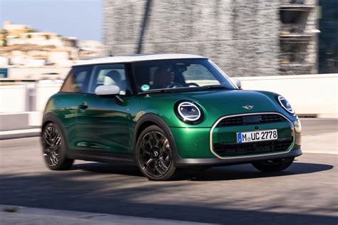 MINI Cooper C F66: Dreizylinder glänzt in British Racing Green