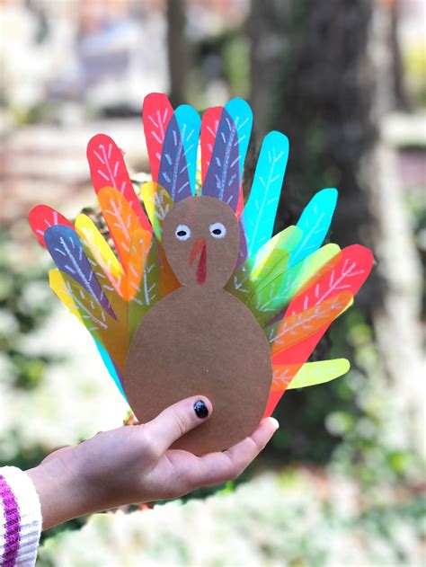 How to Make a Family Handprint Turkey for Thanksgiving