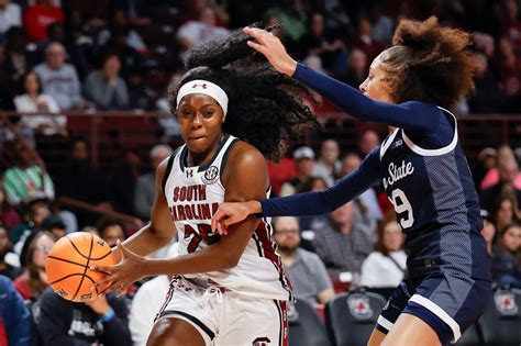 Edwards' career-high 29 points lead No. 3 South Carolina to 95-55 win ...