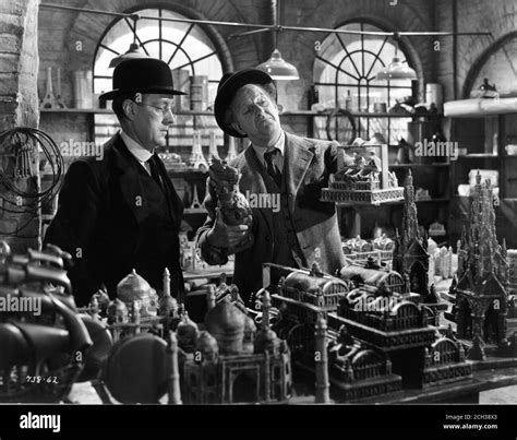 ALEC GUINNESS and STANLEY HOLLOWAY in THE LAVENDER HILL MOB 1951 ...