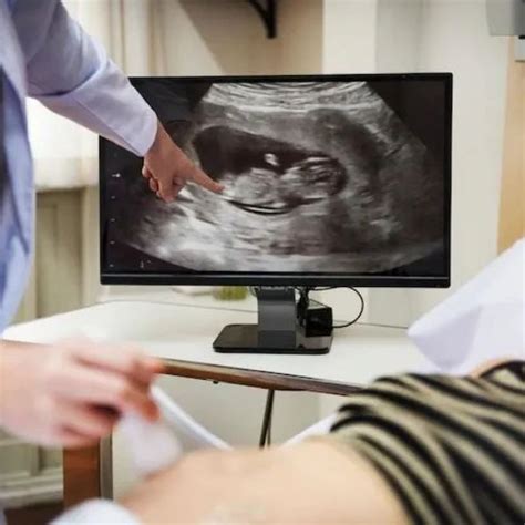 एमनियोसेंटेसिस (Amniocentesis): प्रक्रिया, लक्षण और परीक्षण के लाभ ...