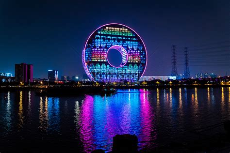 五颜六色的广州圆大厦高清摄影大图-千库网