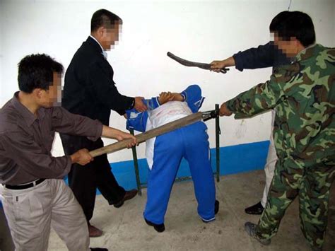 12年冤狱 法轮功学员杨成山眼睛一度被打瞎 | 中共酷刑折磨 | 关铁笼 | “转化”迫害 | 大纪元