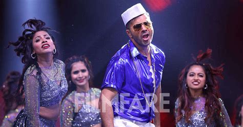 Watch Varun Dhawan's iconic act at the 69th Hyundai Filmfare Awards ...