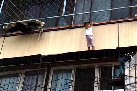北京一幼儿险坠楼 保安爬护栏救下