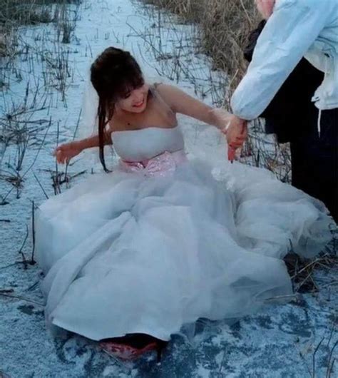 女孩为了拍不一样的婚纱照，光腿坐在雪地里，冻得她直跺脚！|雪地|婚纱照|女孩_新浪新闻