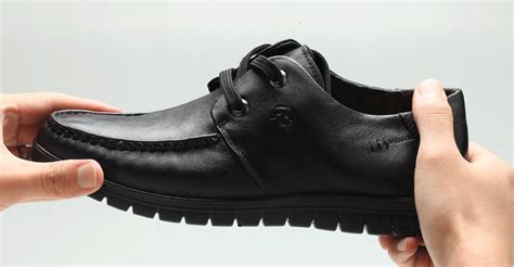 买皮鞋时，如何区分“真皮”和“假皮”?教你4招，再不怕被坑了