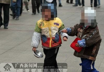 心疼！深圳街头一女子带娃乞讨，行人猜测：可能是被老公赶出门_孩子