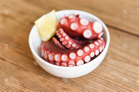 日本大厨现杀几十斤大章鱼做刺身，过程真的是不忍直视！_直视_大厨_过程