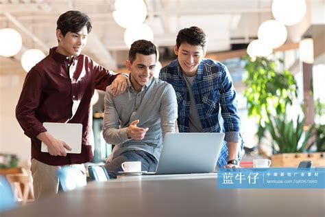 年轻留学生使用笔记本电脑-蓝牛仔影像-中国原创广告影像素材