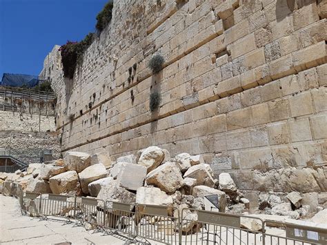 Un antiguo colgante con menorá desafía la prohibición romana a los judíos en Jerusalén - Aurora ...