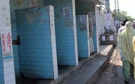 《厕所英雄》现实版：印度一妇女因婆家没有厕所，无法忍受露天方便服毒自杀