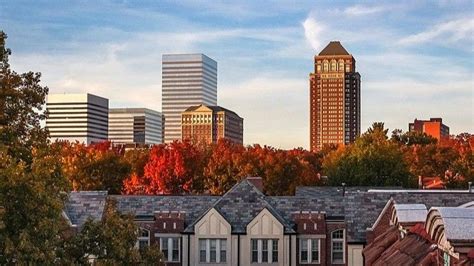 Business People Walking in Clayton MO 的图像结果