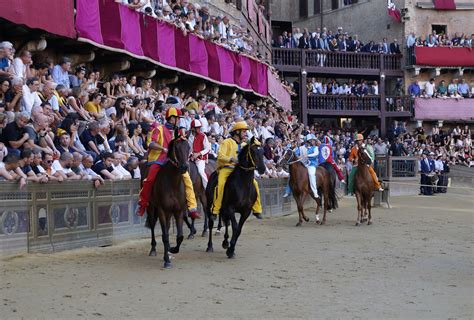 Palio di Siena 2019, si corre oggi a Piazza del Campo. Regole ...