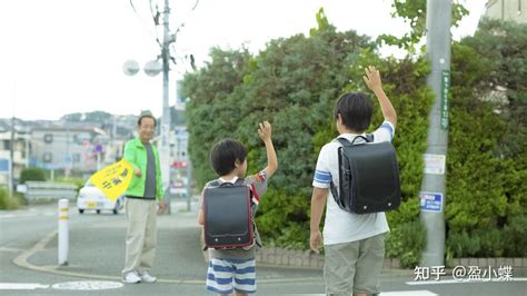 送小朋友上学,背着书包上学的图片,走路上学_大山谷图库