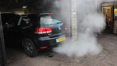 Biely dym z výfuku – čo ho spôsobuje a ako problém odstrániť?