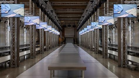 Miu Miu F/W 2023 fashion show: Ways of Looking | Prada Group
