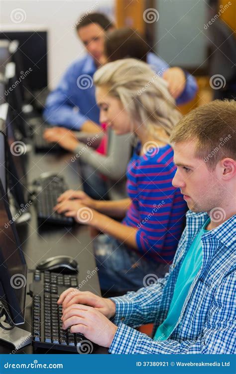 A Picture of Students in a Computer Room Using One Computer 的图像结果