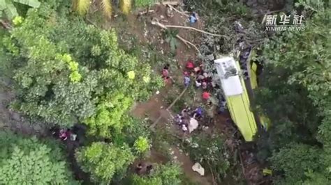 菲律宾一辆巴士坠崖 造成29人死亡_凤凰网视频_凤凰网