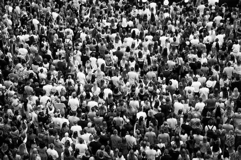 People Standing Viewing 的图像结果