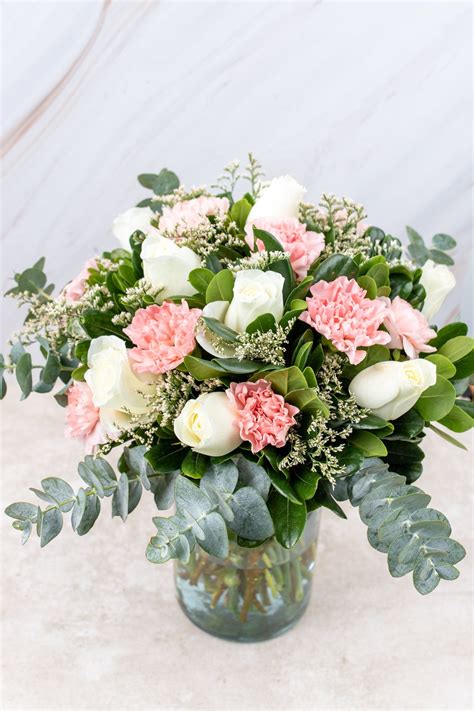 Envío a domicilio de arreglos de claveles y rosas - Verbena Flores