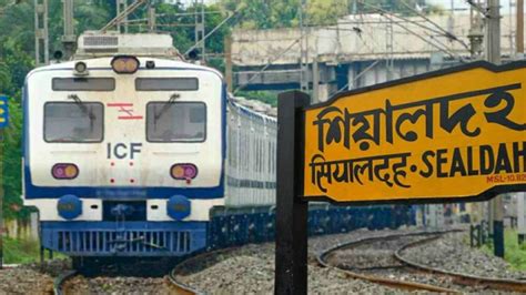 AC Local Train at Palghar 的图像结果