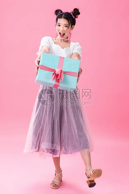 出裙子塞什么礼物最新素材