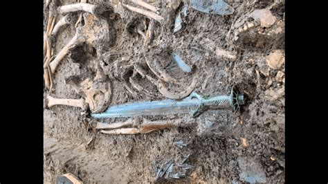 Germany Ancient Sword : माणसांच्या हाडांसोबत सापडली ३००० वर्षांपूर्वीची ...