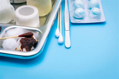 vendaje para el cuidado de heridas y placa de acero inoxidable sobre ...