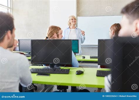 Computer Instructor 的图像结果