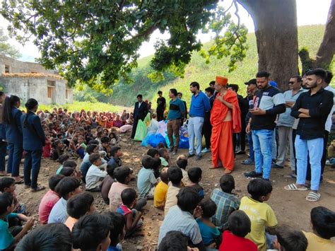 Students of Swaminarayan Vidyalaya gave Diwali to poor children with ...