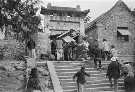 民国老照片：1919年泰山，小脚老妇、轿夫抬客，为求泰山娘娘_甘博