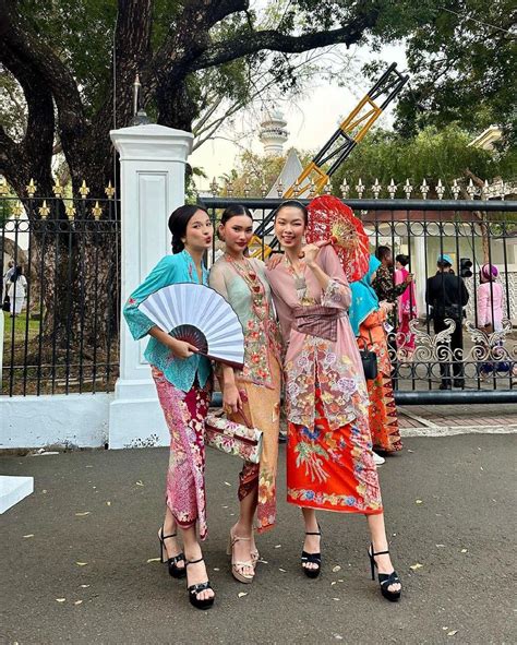 Kebaya - Indonesia traditional dress 🇮🇩 | Indonesian clothing, Batik fashion, Kebaya modern dress