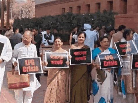 LPG Crisis Lok Sabha Protests | Gas Agencies Heavy Rush MP Evening Wrap