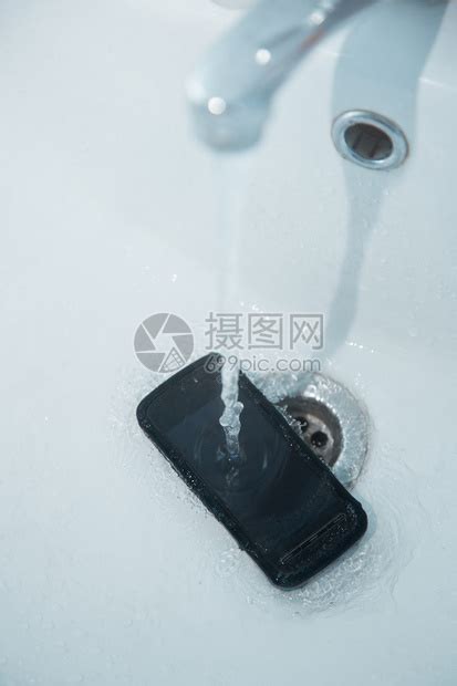 iPhone 13系列手机进水怎么办？附赠手机进水维修技巧【全】 - 维修文章 - 闪电修官方网站 - 免费上门，手机维修