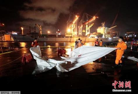 印尼共打捞出失事亚航飞机上22具遇难者遗体_新浪新闻