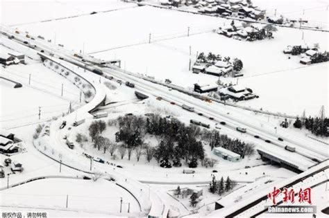 日本多地现破纪录强降雪，道路难行车龙长度超2公里_滋贺县_兵库县_雪地