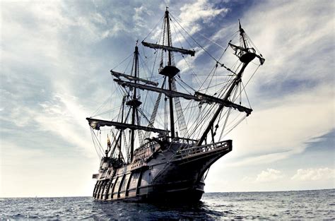 THE BLACK PEARL PIRATE SAILING SHIP