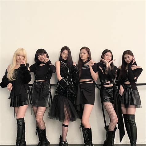 Pin by ♡̵ֶָֺ𖥻🎀ׂ˳𑁨 MOMO 𝗅ɔ𝗏𝖾𝗅𝗒 on -->Ive | Kpop concert outfit, Girls in love, Stage outfits