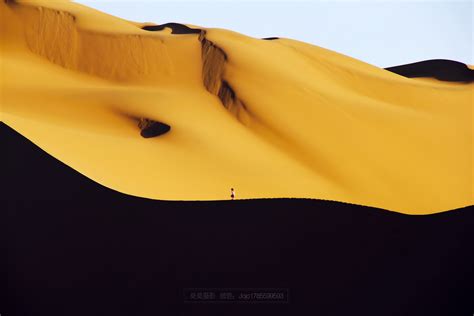 撒哈拉沙漠下雪 40厘米積雪蓋黃沙 - 晴報 - 中國/國際 - 國際 - D180110