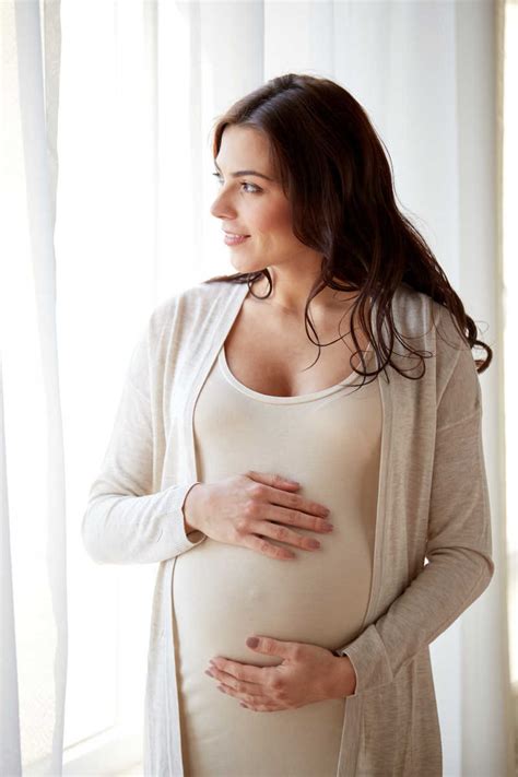 抚摸肚子的孕妇图片-快乐的大肚子孕妇素材-高清图片-摄影照片-寻图免费打包下载