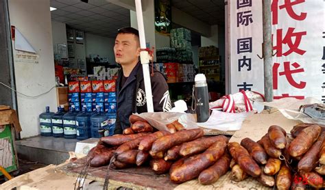 规范流动摊贩乱摆卖、占道施工、违反“门前三包”……城管执法全力整治市容问题