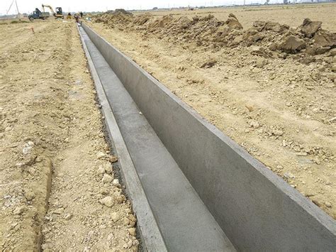 大型水渠施工模板安装,混凝土水渠木模板,混凝土水沟支模板图片_大山谷图库