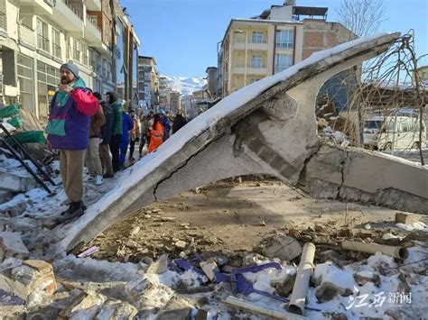 江西救援队在土耳其马拉蒂亚地震灾区救出一名幸存者凤凰网江西_凤凰网