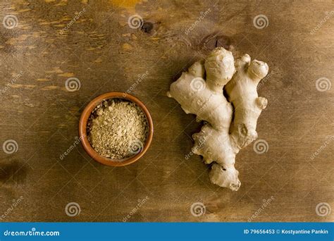 Fresh and Ground Ginger Root Spice Stock Image - Image of piece, powder ...